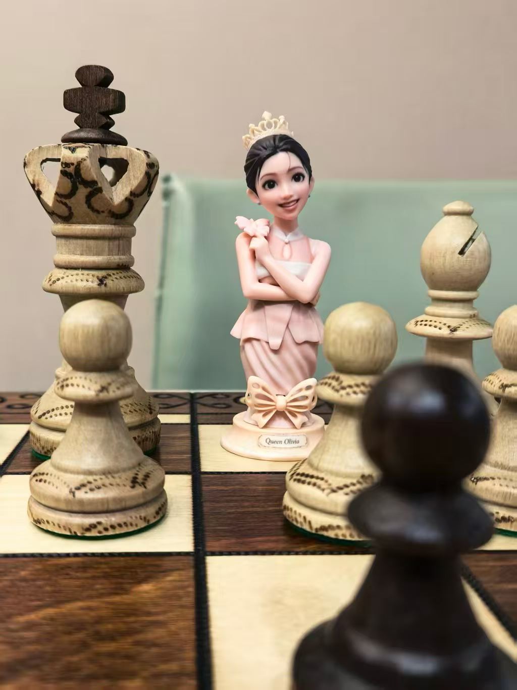 來自泰國(guó)的恐龍抗狼先生把女朋友做成棋子??藏在國(guó)際象棋里作為生日禮物，創(chuàng)意很哇塞，女友很尖叫